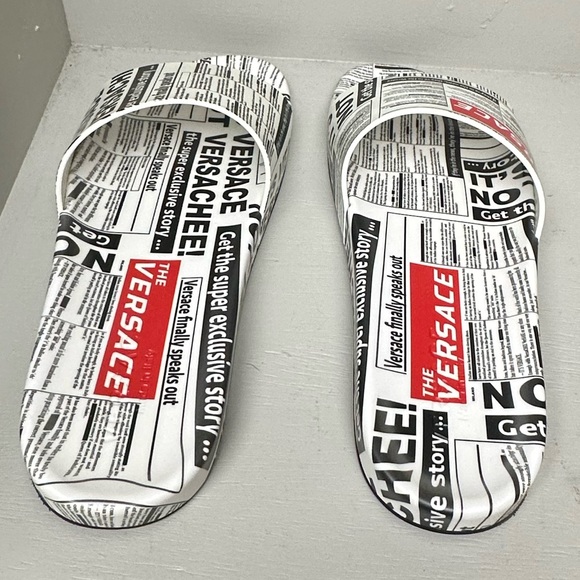 ⚫️ VERSACE 🔴
Men's Tabloid Print Slide Sandals - Picture 6 of 6